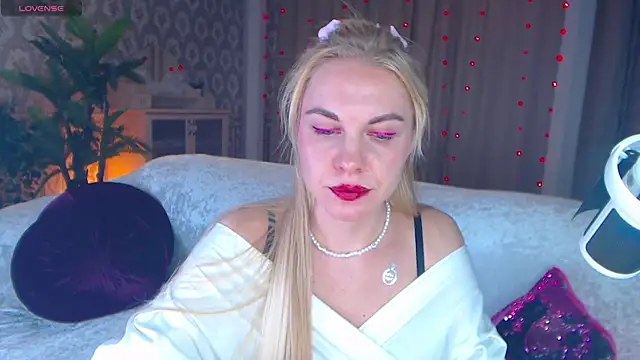 LiSinDoll online show from 11-18-25, 06:17