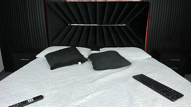 Snapshot of Bigsexxyass chatting on 10-15-25, 08:11 Bigsexxyass online show from 10-15-25, 08:11