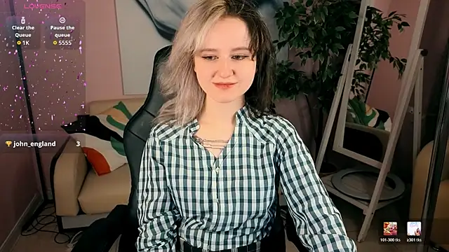 Snapshot of girl_next_doorr chatting on 06-19-26, 01:17 girl next doorr online show from 06-19-26, 01:17