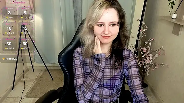 Snapshot of girl_next_doorr chatting on 06-28-26, 01:17 girl next doorr online show from 06-28-26, 01:17