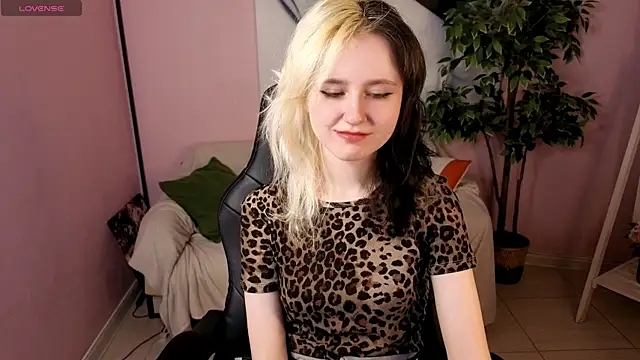 girl next doorr online show from 04-12-26, 01:36