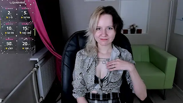 Snapshot of girl_next_doorr chatting on 10-23-25, 01:21 girl next doorr online show from 10-23-25, 01:21
