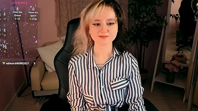 Snapshot of girl_next_doorr chatting on 07-10-26, 01:22 girl next doorr online show from 07-10-26, 01:22