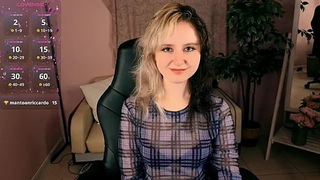 Snapshot of girl_next_doorr chatting on 07-05-26, 01:18 girl next doorr online show from 07-05-26, 01:18