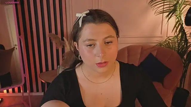 Queen Michelle  online show from 11-24-25, 09:04