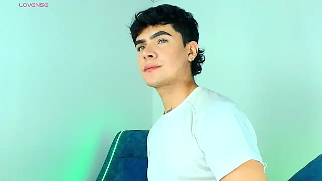 CamiiGuzmanX online show from 12-15-25, 08:14