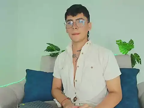 Snapshot of CamiiGuzmanX chatting on 09-16-25, 05:36 CamiiGuzmanX online show from 09-16-25, 05:36