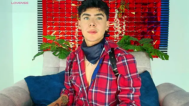 Snapshot of CamiiGuzmanX chatting on 02-12-26, 08:19 CamiiGuzmanX online show from 02-12-26, 08:19