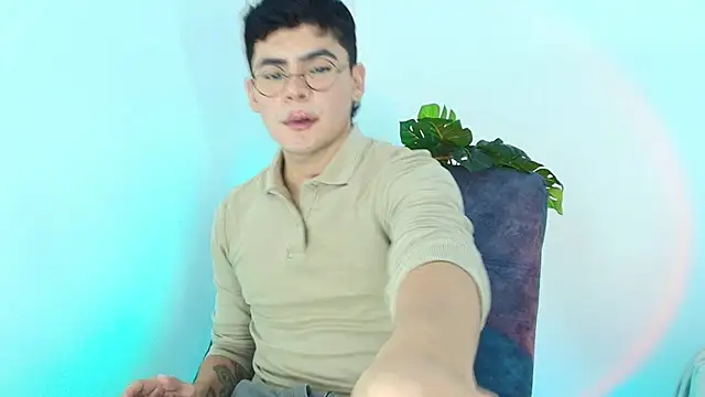 CamiiGuzmanX online show from 10-23-25, 08:29