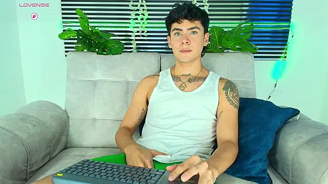 Snapshot of CamiiGuzmanX chatting on 02-05-26, 08:04 CamiiGuzmanX online show from 02-05-26, 08:04