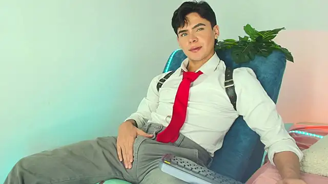 CamiiGuzmanX online show from 12-04-25, 07:35