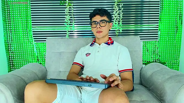 CamiiGuzmanX online show from 03-25-26, 08:52