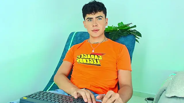 CamiiGuzmanX online show from 11-19-25, 08:20