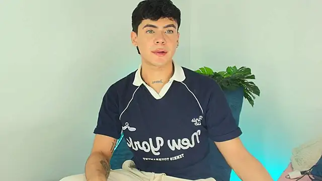 CamiiGuzmanX online show from 12-02-25, 08:32