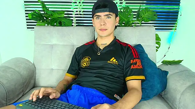 Snapshot of CamiiGuzmanX chatting on 02-02-26, 08:08 CamiiGuzmanX online show from 02-02-26, 08:08