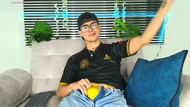 CamiiGuzmanX online show from 12-22-25, 08:31