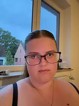 Snapshot of CurvyPaar2 chatting on 05-19-26, 07:43 CurvyPaar2 online show from 05-19-26, 07:43