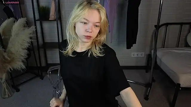 Snapshot of MillaHolt chatting on 10-01-25, 01:33 MillaHolt online show from 10-01-25, 01:33