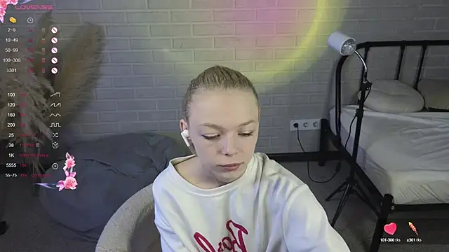 Snapshot of MillaHolt chatting on 09-17-25, 08:27 MillaHolt online show from 09-17-25, 08:27
