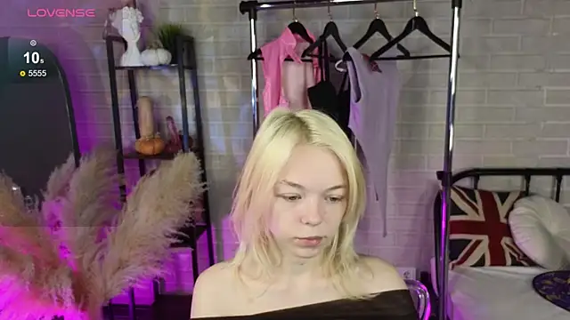 Snapshot of MillaHolt chatting on 10-22-25, 08:47 MillaHolt online show from 10-22-25, 08:47