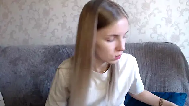 HitGyrl online show from 10-18-25, 08:05