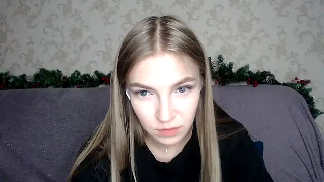 HitGyrl online show from 12-15-25, 03:40