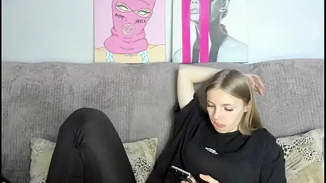 HitGyrl online show from 11-27-25, 01:17