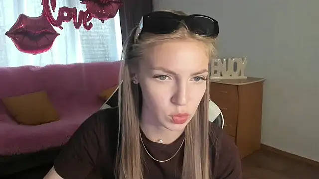 Snapshot of HitGyrl chatting on 05-15-26, 08:12 HitGyrl online show from 05-15-26, 08:12