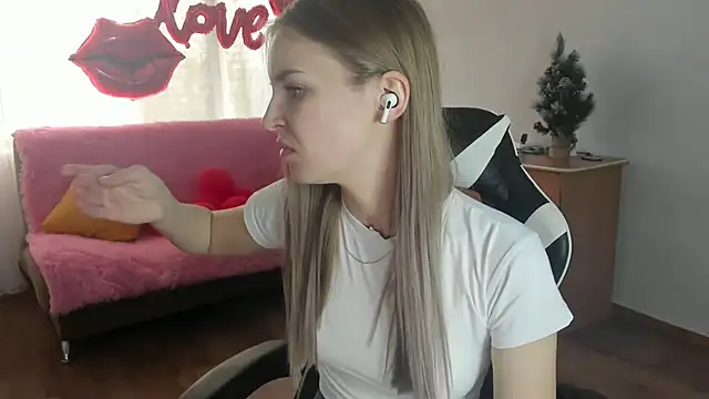 HitGyrl online show from 03-10-26, 08:07