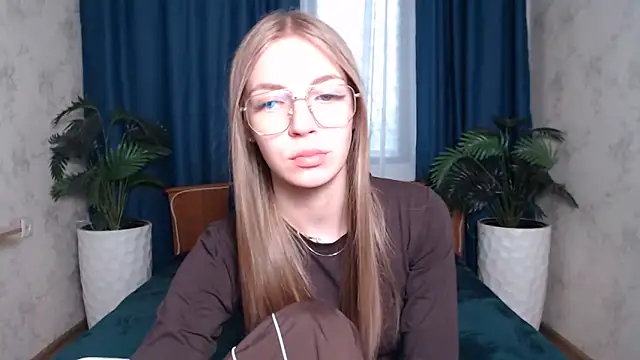 Snapshot of HitGyrl chatting on 05-31-26, 08:31 HitGyrl online show from 05-31-26, 08:31