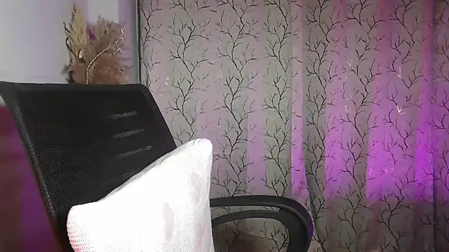 Snapshot of GlamorousQueen chatting on 03-11-26, 01:49 GlamorousQueen online show from 03-11-26, 01:49