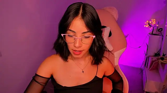 Snapshot of samara18_18_ chatting on 10-31-25, 02:41 samara18 18  online show from 10-31-25, 02:41