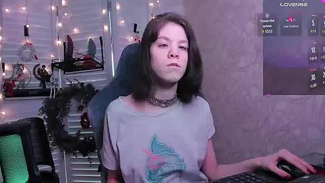 Snapshot of aestheticbeing chatting on 02-25-26, 12:05 aestheticbeing online show from 02-25-26, 12:05