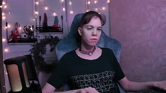 Snapshot of aestheticbeing chatting on 12-17-25, 12:43 aestheticbeing online show from 12-17-25, 12:43