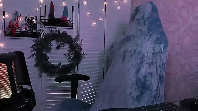 Snapshot of aestheticbeing chatting on 12-15-25, 12:11 aestheticbeing online show from 12-15-25, 12:11