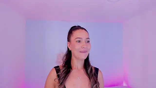 Snapshot of aleksandramiller_ chatting on 06-10-26, 01:23 aleksandramiller online show from 06-10-26, 01:23