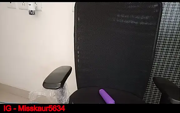 miss kaur23 online show from 11-08-25, 06:17