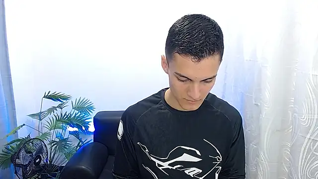 Snapshot of Matiius18 chatting on 09-12-25, 01:44 Matiius18 online show from 09-12-25, 01:44