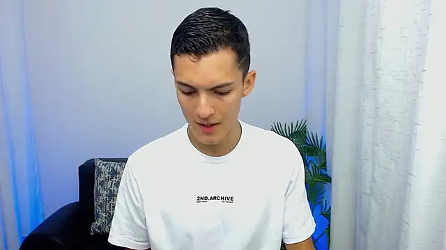 Snapshot of Matiius18 chatting on 10-19-25, 02:31 Matiius18 online show from 10-19-25, 02:31