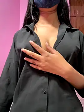 Snapshot of Neha18 chatting on 10-21-25, 12:26 Neha18 online show from 10-21-25, 12:26