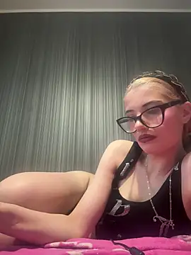 Snapshot of Larra69 chatting on 06-10-26, 04:41 Larra69 online show from 06-10-26, 04:41