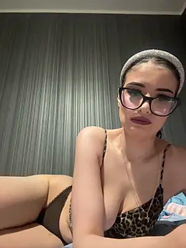 Snapshot of Larra69 chatting on 05-18-26, 05:51 Larra69 online show from 05-18-26, 05:51