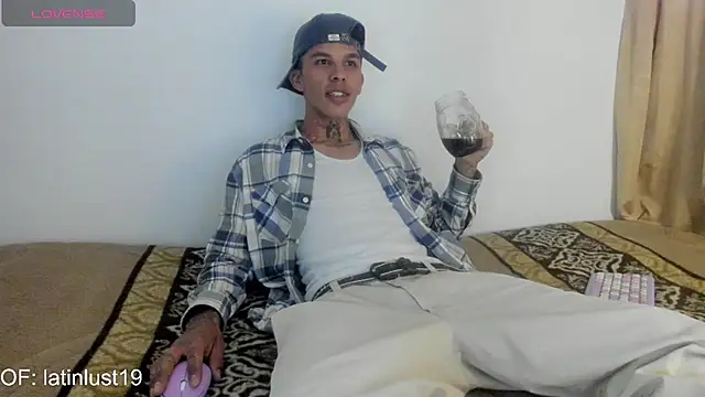 Snapshot of Savajelust chatting on 04-21-26, 06:03 Savajelust online show from 04-21-26, 06:03
