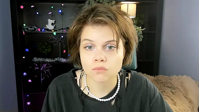 EllieMurler online show from 12-19-25, 01:02