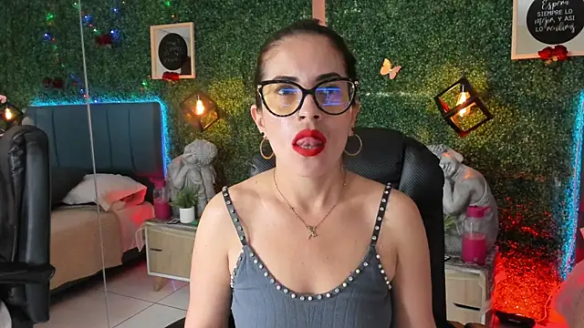 Snapshot of Linagh_ chatting on 05-15-26, 11:30 Linagh online show from 05-15-26, 11:30