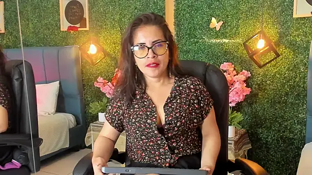Snapshot of Linagh_ chatting on 10-06-25, 11:55 Linagh online show from 10-06-25, 11:55