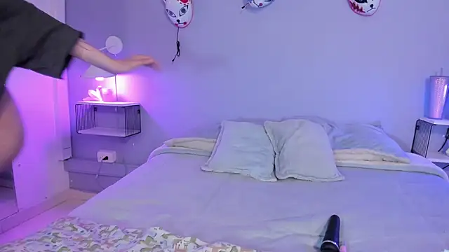 Zoe Lynch  online show from 10-11-25, 12:00