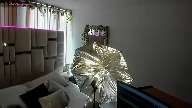 Zoey thompson online show from 12-02-25, 07:48