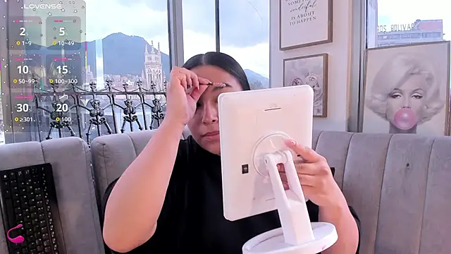 Zoey thompson online show from 10-15-25, 07:44