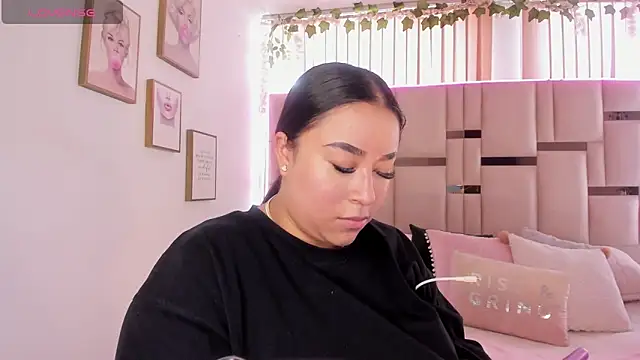 Zoey thompson online show from 11-30-25, 03:35